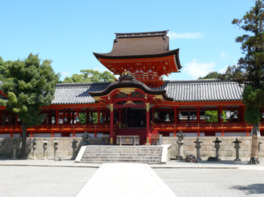 前後二棟(内殿･外殿)からなる八幡造りの社殿
