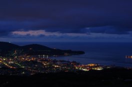 夕闇迫る小樽市街や港の明かりが眼下に広がる