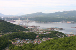展望台からは、東日本最大の吊り橋の白鳥大橋や室蘭港を眼下に望む