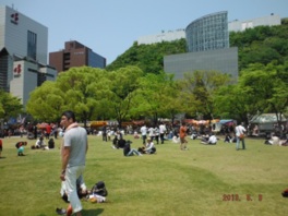 にぎわうイベントが多数開催される芝生広場