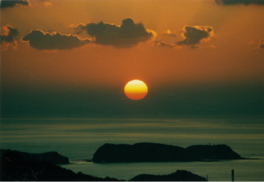 五島灘に沈む夕日などの絶景を観賞できる