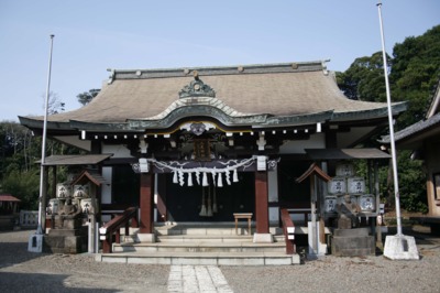 歴史を感じさせる人見神社の本殿