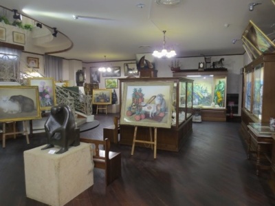 1F展示室に板橋純世の絵画が並ぶ