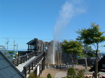 約100℃の熱湯が15m以上の高さまで噴き上げる