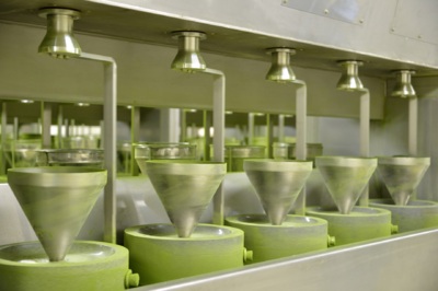 ガラス越しに抹茶の原料の碾茶をひく様子を見学したり、抹茶に関する様々な体験型コンテンツが無料で楽しめる