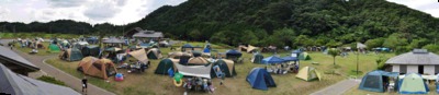 森のすぐ側、ひろびろと広がるキャンプ場