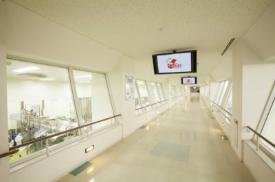 食品会社らしく、清潔な工場内