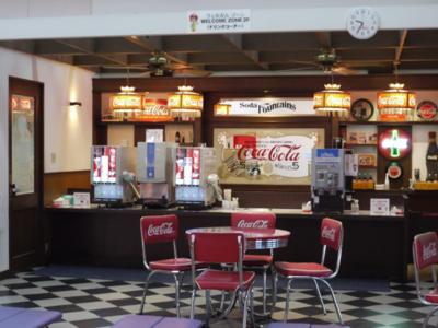 コカ・コーラはもちろん、紅茶花伝やQooなど14種類ものドリンクが試飲できる2階「ウェルカムゾーン」