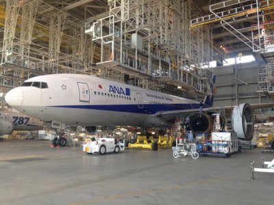 格納車庫で、大型飛行機を間近に見学。日によって、中型旅客機や貨物機も見られる