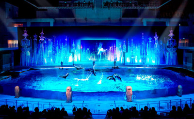 大型LED&壁面プロジェクション映像によるダイナミックな演出
