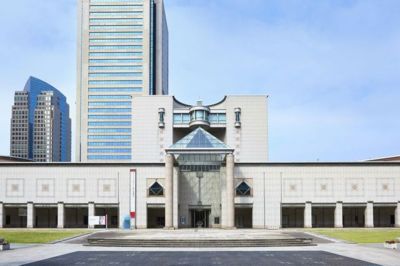 館内には美術情報センター、ミュージアムショップ、レストランなどもある(撮影:笠木靖之)