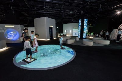 5階基本展示室では様々な方面からアプローチした地球の姿などが見られる