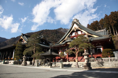 日蓮聖人700遠忌の1985年に再建された本堂