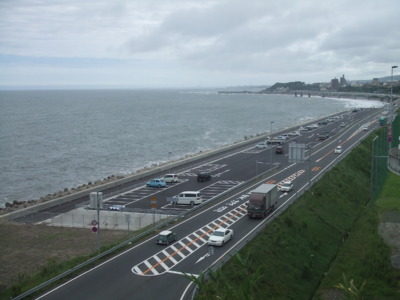 海に沿うように駐車場が整備されている