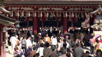 初詣には全国から200万人以上の参拝者が訪れる