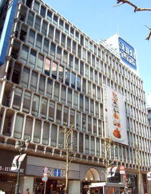 駅から近く、便利だ