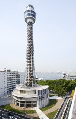全長106mの横浜マリンタワー