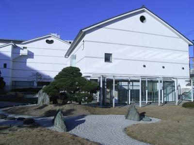 建物は日本庭園に隣接。四季の移り変わりを感じることができる