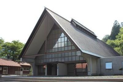 合掌造りを模した建物で三角屋根のコンサート会場では美しい音色が響く