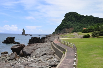 キャンプ場方面からは立神岩と半島ならではの美しい景観が楽しめる