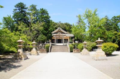 石畳の参道をこえて本殿へ