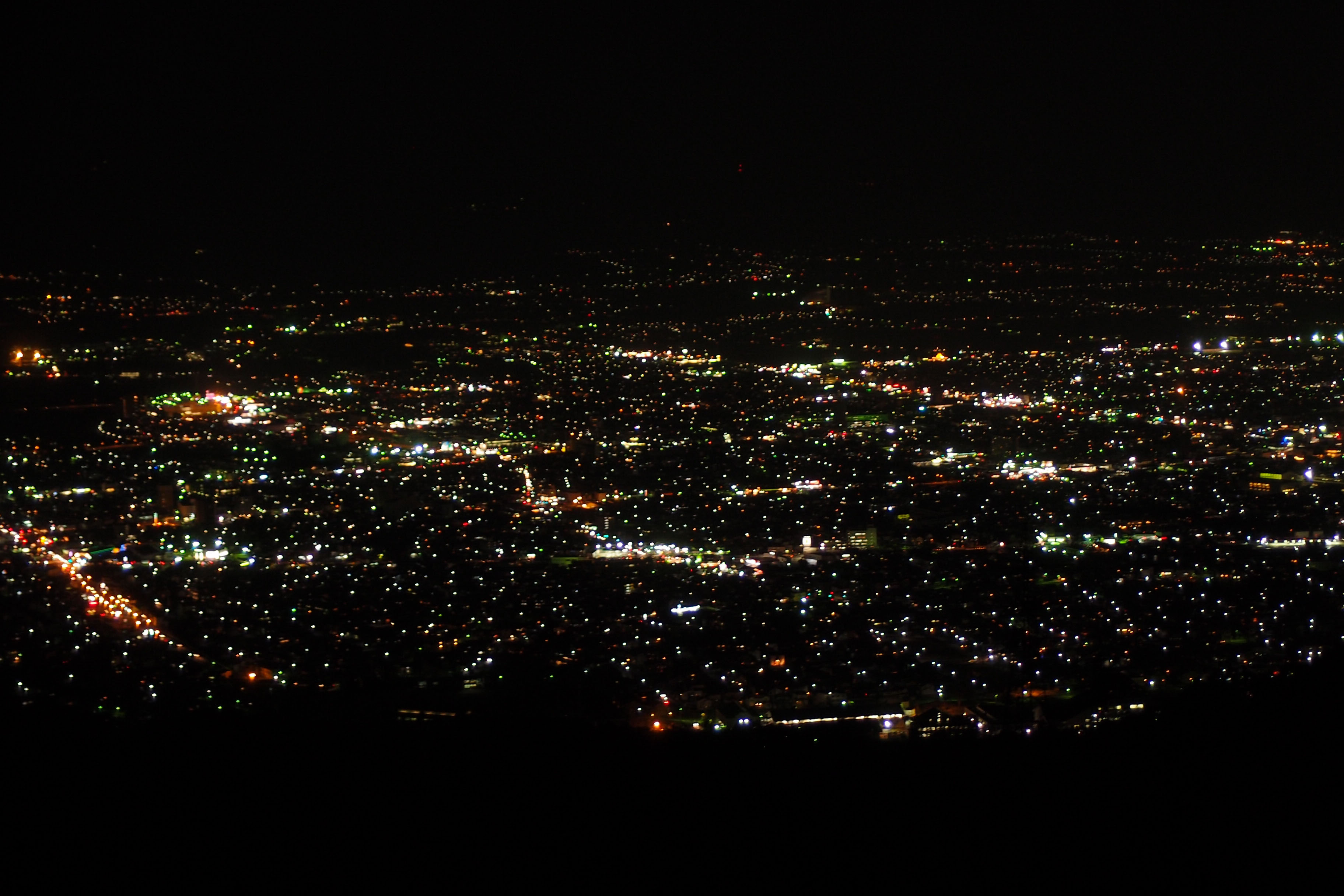 色とりどりの宝石をちりばめたような山形市街の夜景