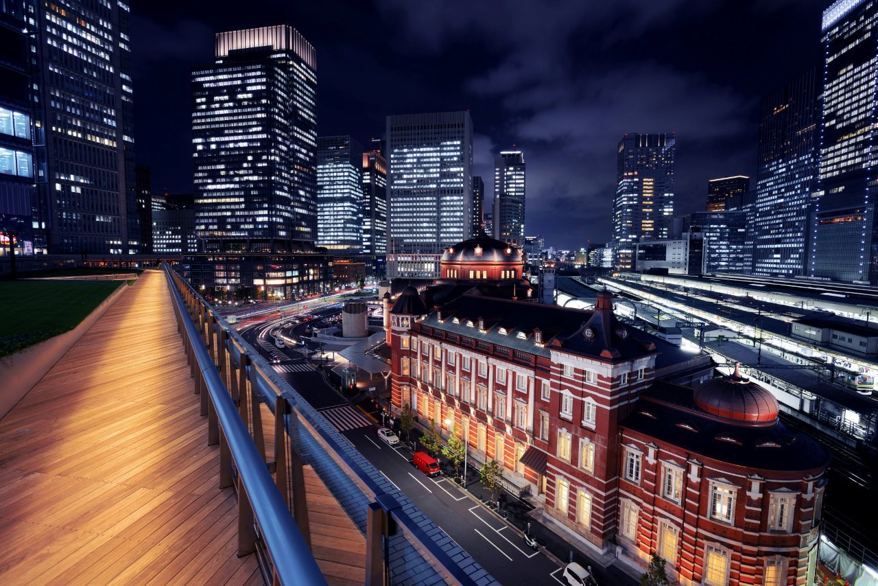 ウッドデッキからライトアップされた東京駅駅舎を眺める