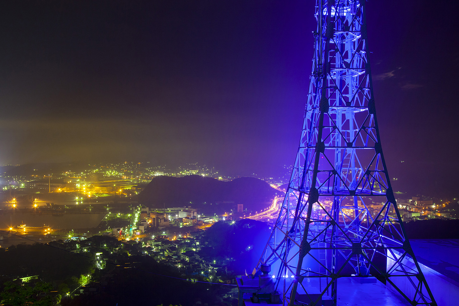 ライトアップされたテレビ塔と室蘭港や市街地の夜景