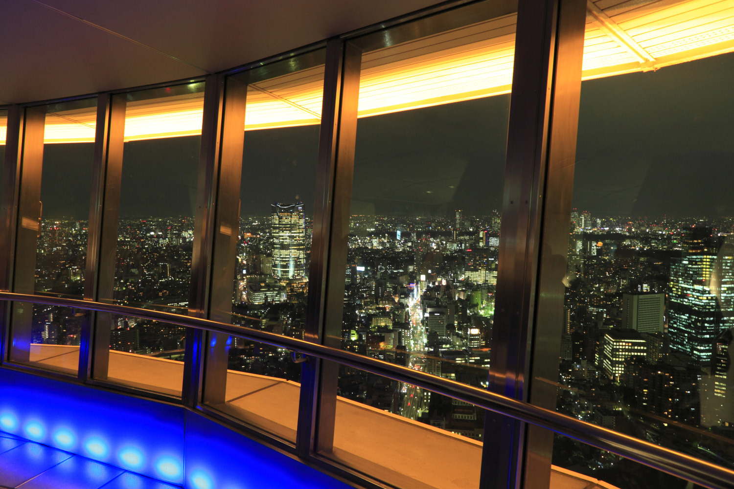都心の真ん中でダイナミックな夜景が楽しめる