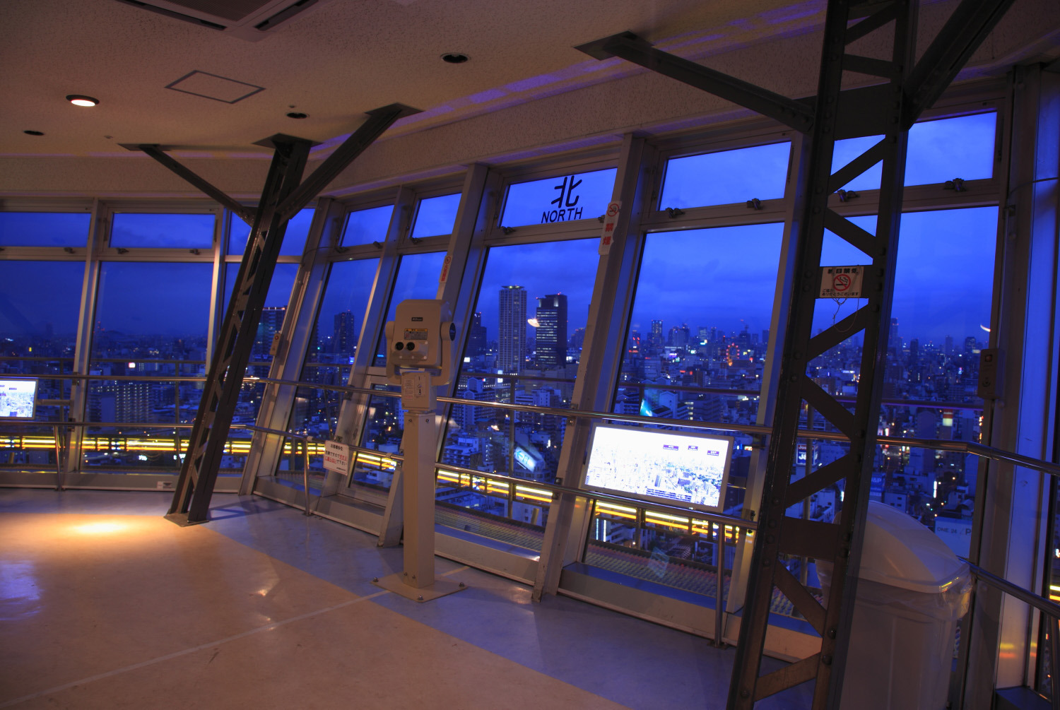 大阪市内の夜景を手に取るように眺められる