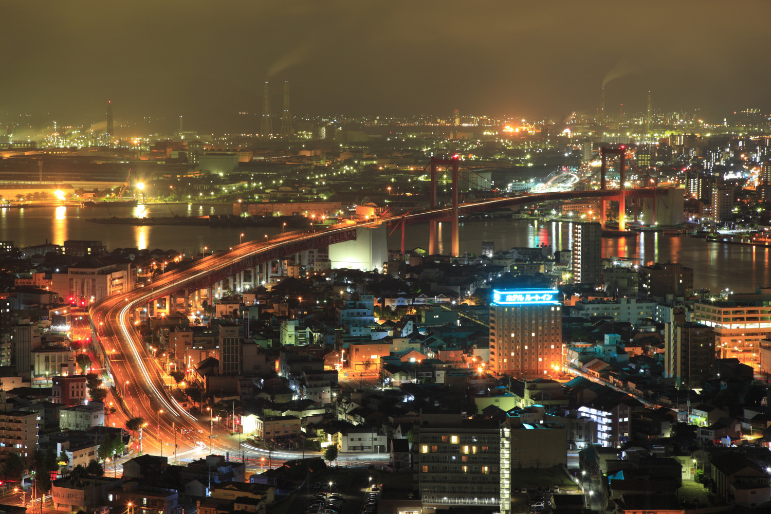 工場夜景を背景にひと際華やかな若戸大橋の夜景