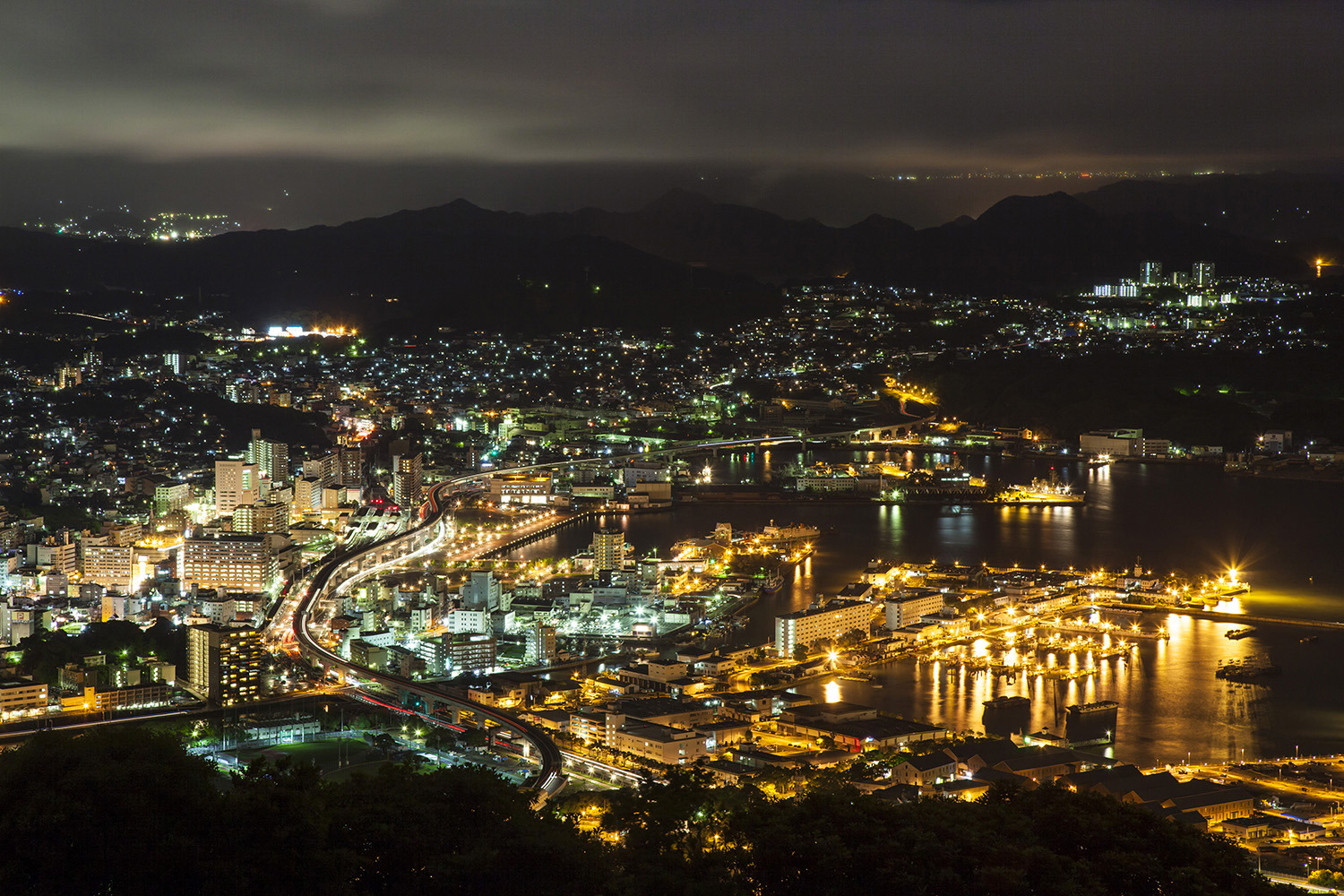 佐世保港を眼下に見渡す夜景は必見