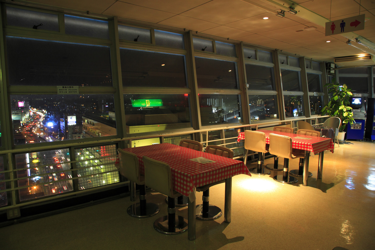 高さ55mの展望台から別府の夜景を楽しめる