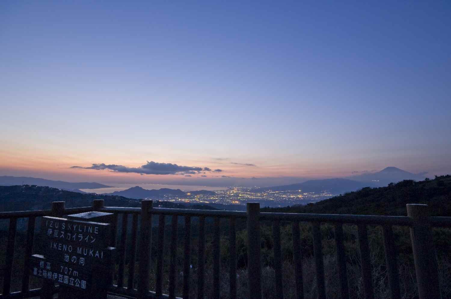 富士山から沼津市街、駿河湾にかけての夕景