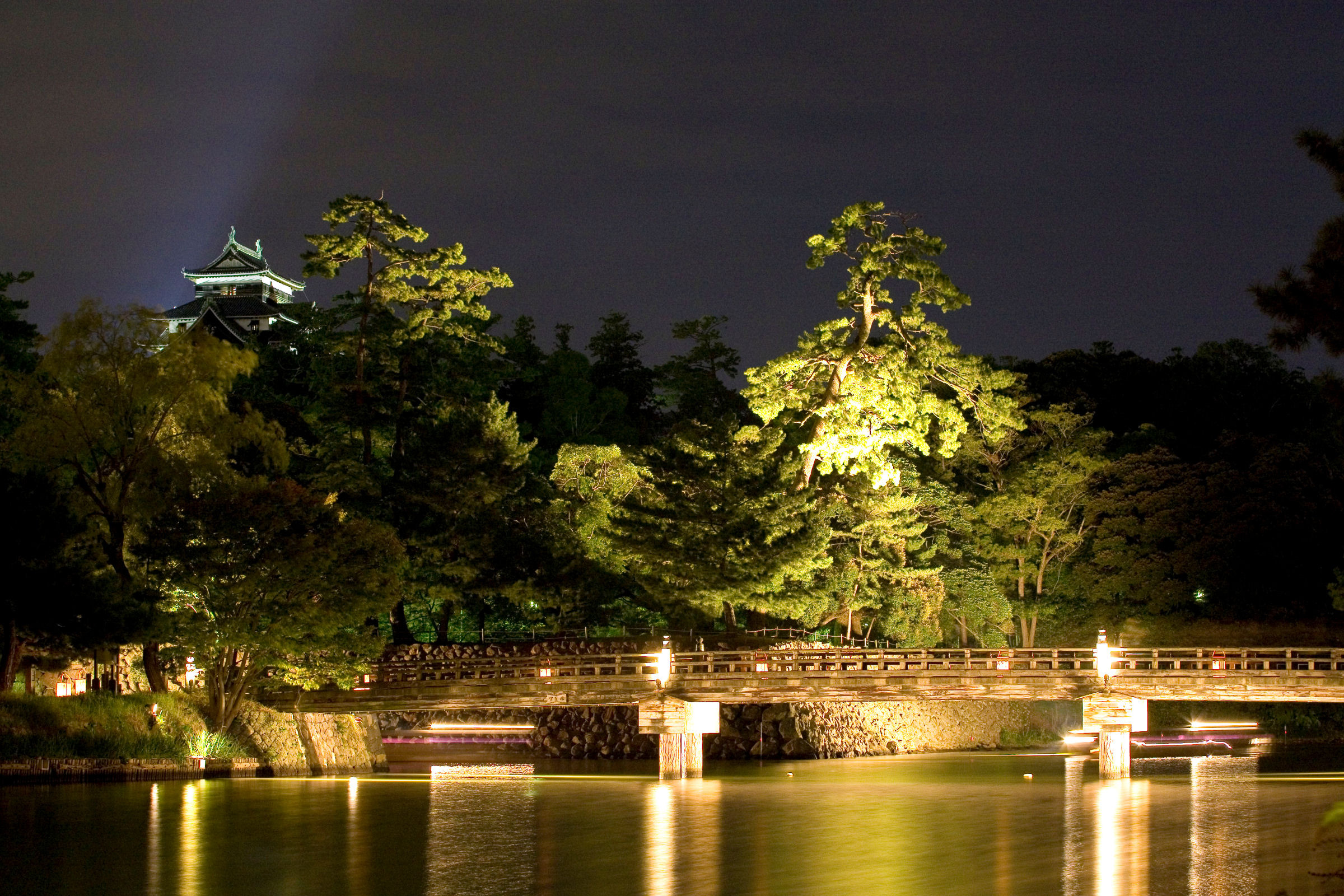 公園の外からでも美しい夜景が見られる