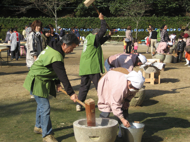 松平郷年末もちつき大会