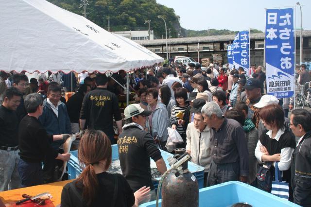 箕島漁港とれピチ朝市(4月)