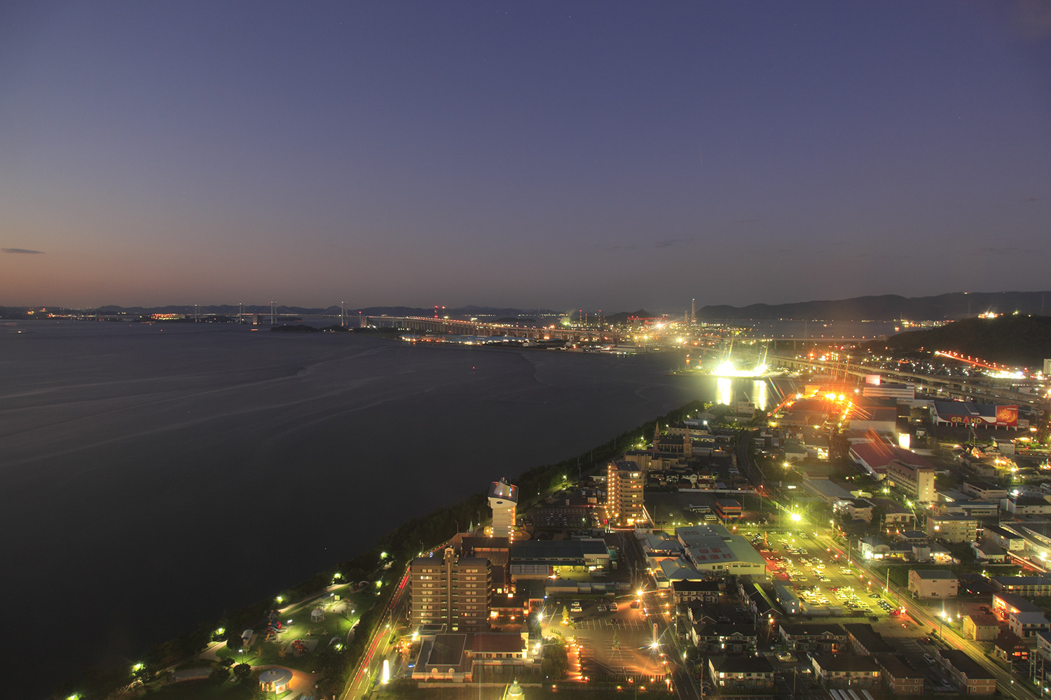 瀬戸内海と瀬戸大橋の夜景を望める