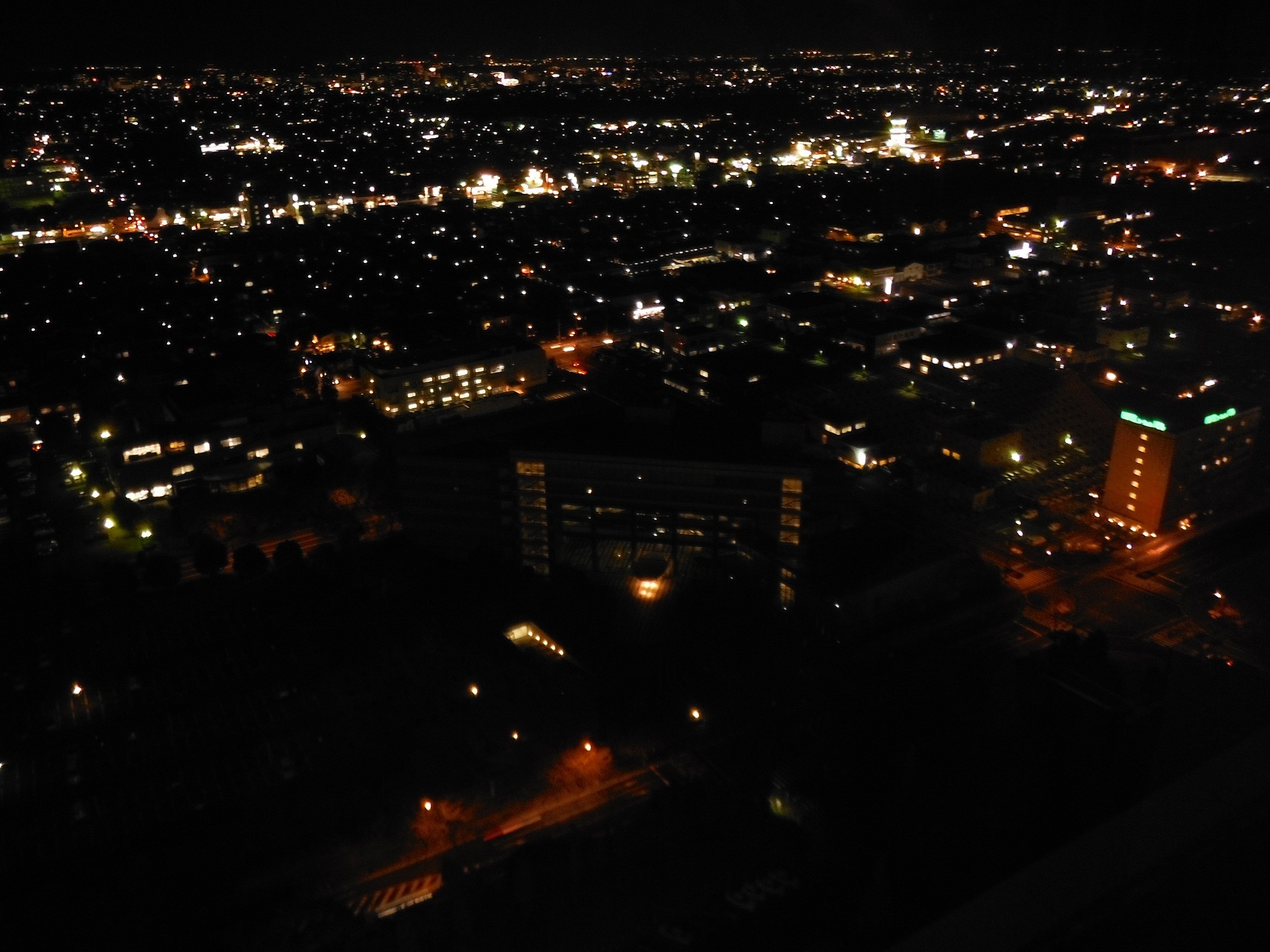 県庁周辺から遠く大洗まで夜景が続く