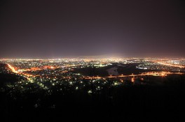標高253mの展望台から見渡す街の灯り