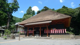 日本最大級ともいわれる荘厳な茅葺屋根が特徴の本堂
