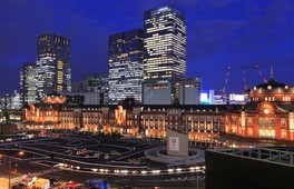 ライトアップされた東京駅丸の内駅舎と八重洲口のビル群を一望できる