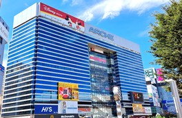 壁面の大型ビジョンが目印