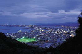 南側の小松島市内や小松島港を望む