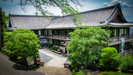 倒幕・佐幕両派が共に活躍した京都で、幕末維新史を双方の視点から捉えるという考えに基づき、貴重な史料を常時展示する霊山歴史館