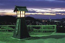 館山市街地の灯りを望むことができる
