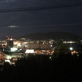 夜の小樽の美しい街並みを一望できる