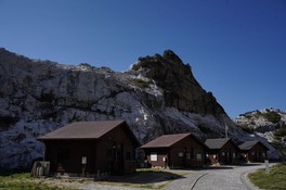 白い岩が印象的な白崎海洋公園オートキャンプ場にあるログハウス