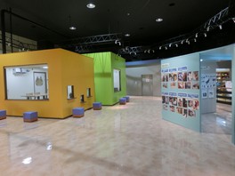 モデルルーム(左)、展示スペース(右)、図書コーナー(右奥)を設置