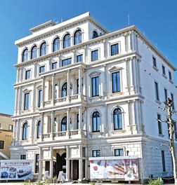 美術館の外観はヴェネツィアに現存するグラッシィ宮殿をモデルに建てられた